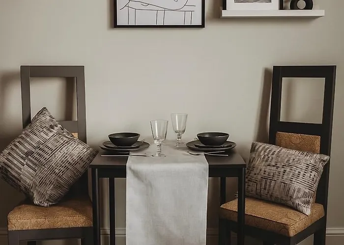 Stylish Ground-floor Flat With Private Parking アパート *